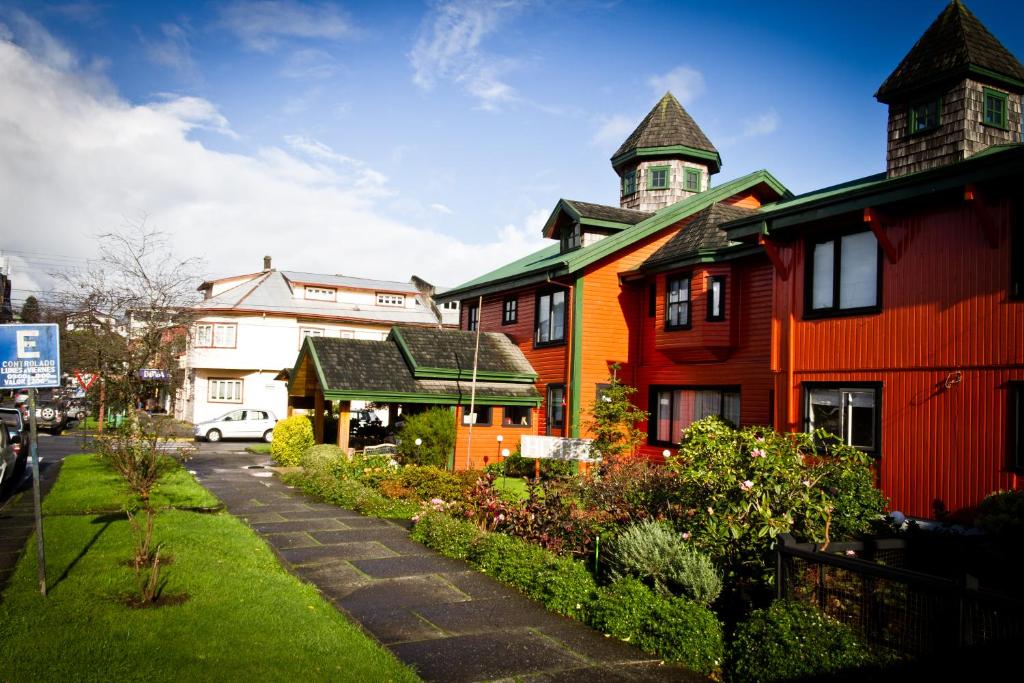 uma fila de casas numa rua numa cidade em Weisserhaus em Puerto Varas