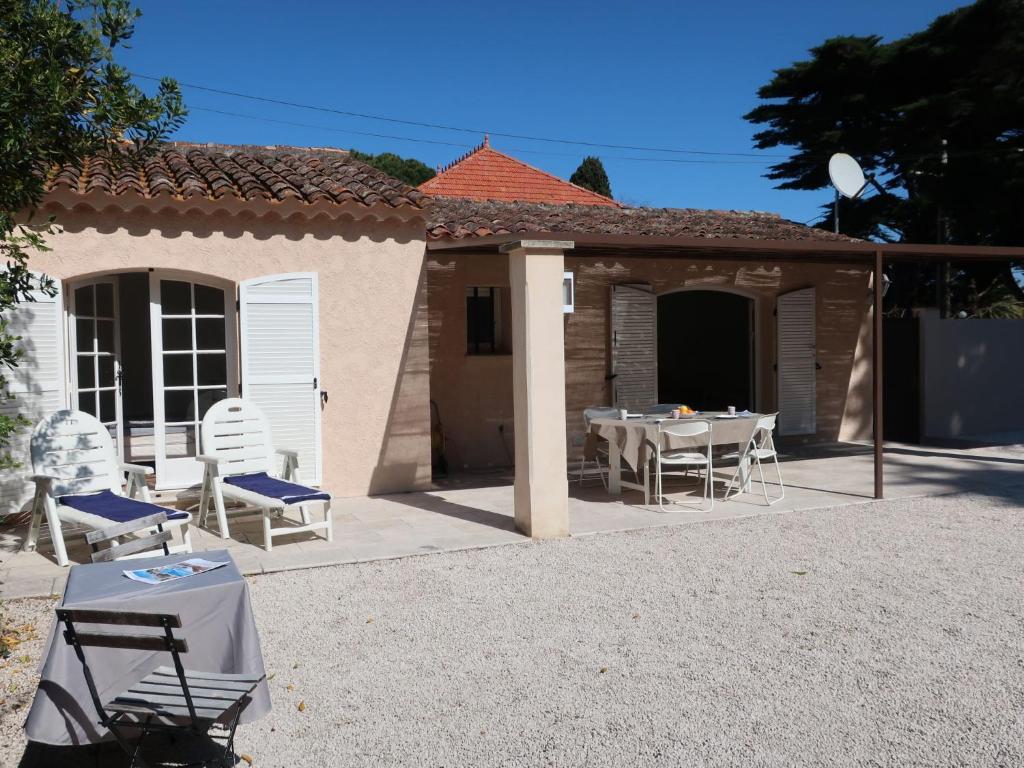 une terrasse avec une table et des chaises à côté d'une maison dans l'établissement Holiday Home Le Pilon by Interhome, à Saint-Tropez