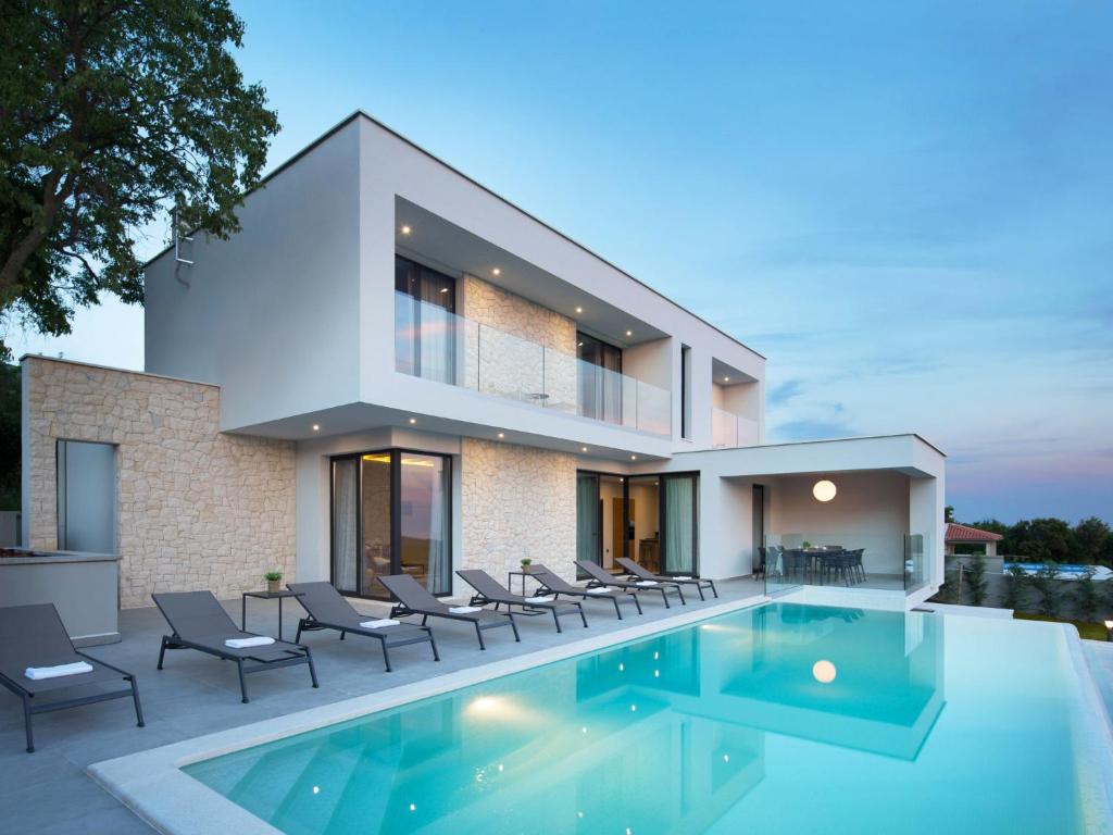 Bazén v ubytování Villa Paola by Interhome nebo v jeho okolí
