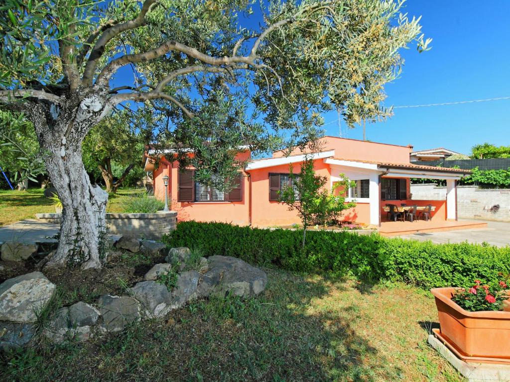 ein Haus mit einem Baum vor einem Hof in der Unterkunft Villa Villa Caiterzi by Interhome in Lanuvio