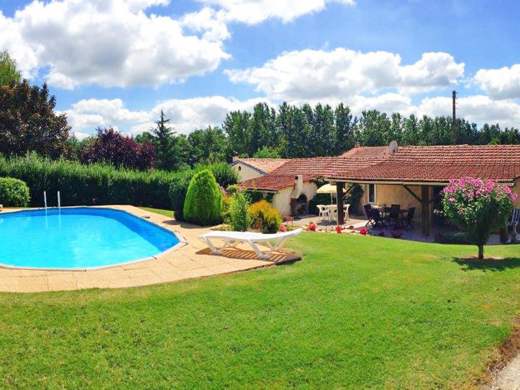 
The swimming pool at or near Holiday Home La Grangette

