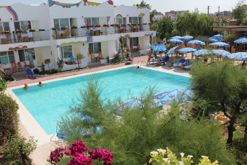 una grande piscina in un resort con ombrelloni di Hotel Laguna a Vama Veche