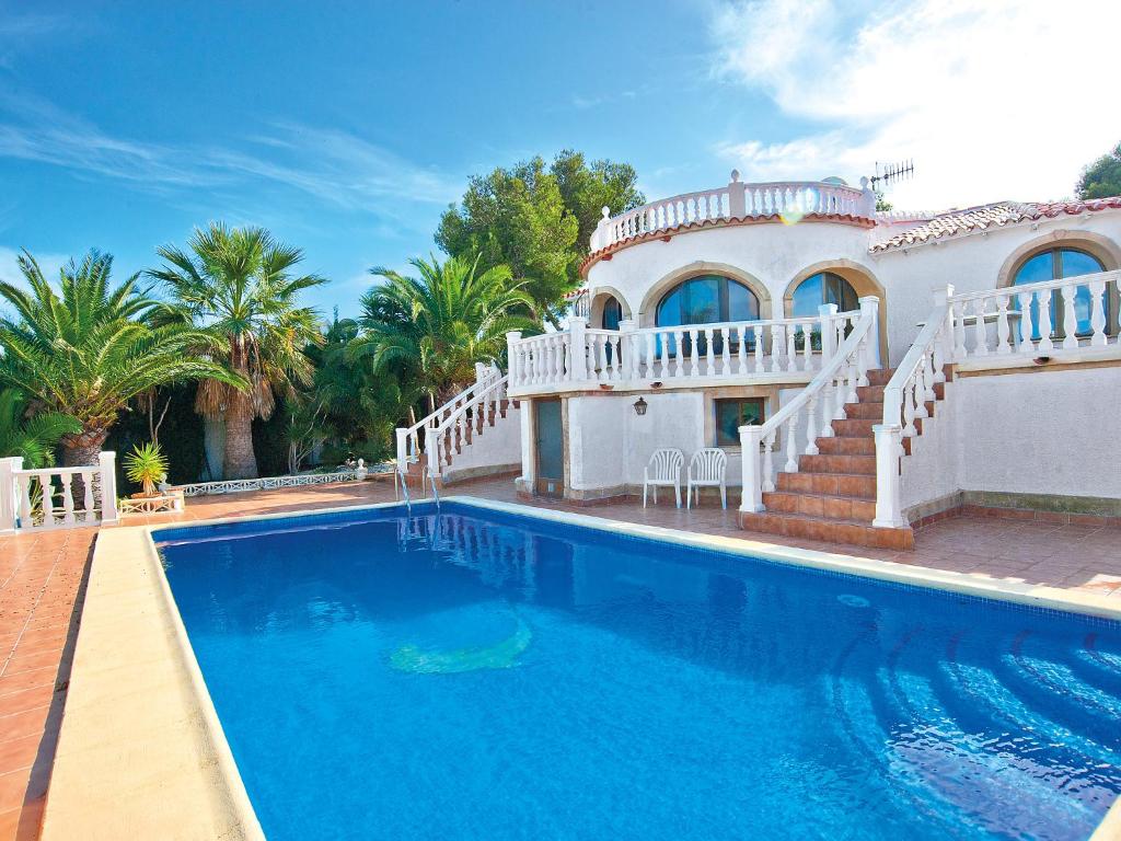 Villa con piscina frente a una casa en Holiday Home Vina by Interhome en Balcon del Mar