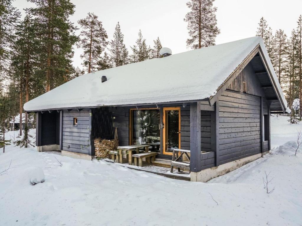 una cabina nella neve nei boschi di Holiday Home Neljä vuodenaikaa a1-karpalo by Interhome a Ylläsjärvi