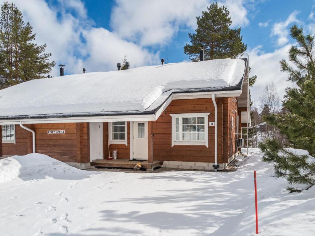 a house with snow on the roof at Holiday Home Peiponpesä b by Interhome in Tahkovuori