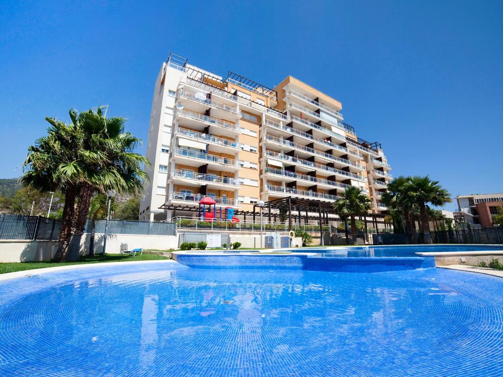 una gran piscina frente a un gran edificio en Apartment Luz de Calpe I-3 by Interhome, en Calpe