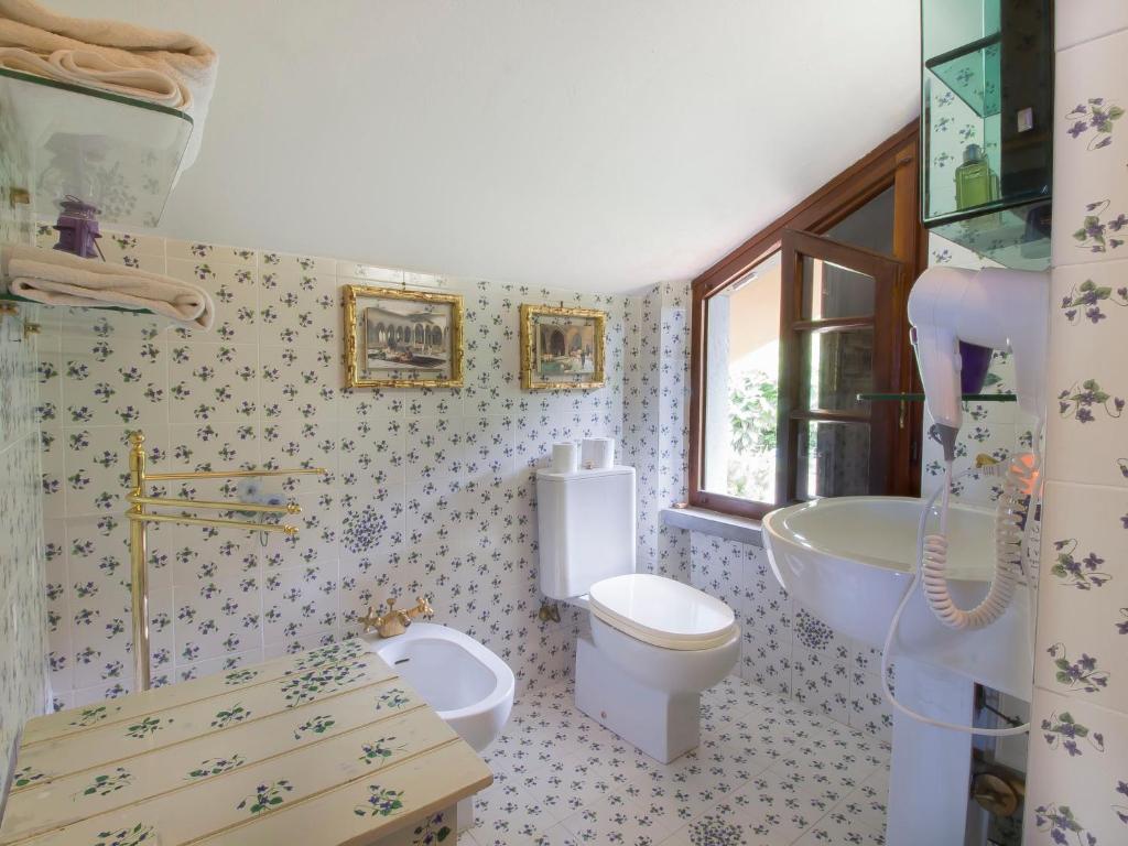 A bathroom at Holiday Home Villa Poggiobello by Interhome