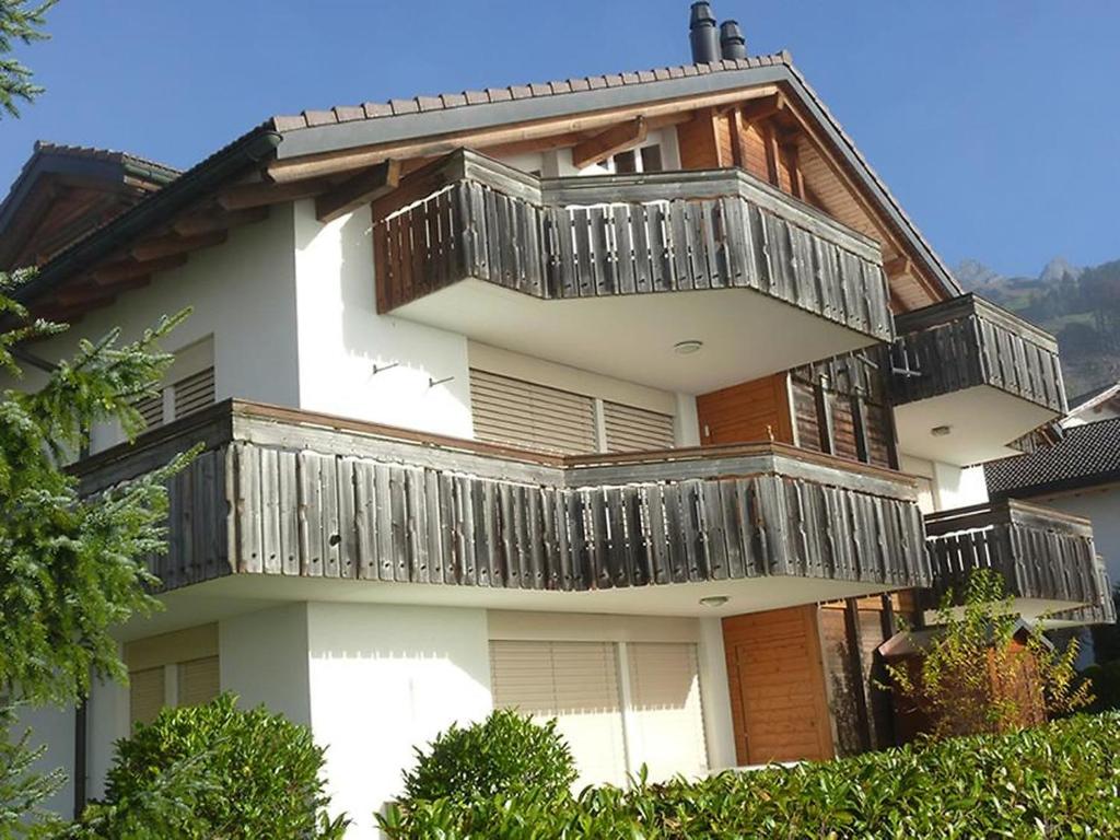 ein Gebäude mit Holzbalkonen darüber in der Unterkunft Apartment Rainstrasse 55 by Interhome in Engelberg