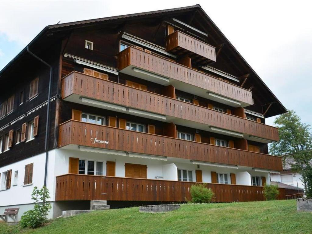 ein Gebäude mit Balkon auf der Seite in der Unterkunft Apartment Suzanne Nr- 18 by Interhome in Gstaad