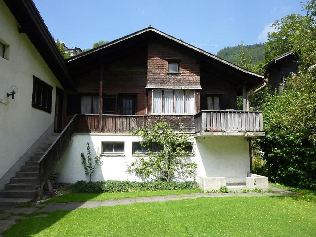 uma casa antiga com um alpendre e uma varanda em Apartment Steinacher by Interhome em Engelberg