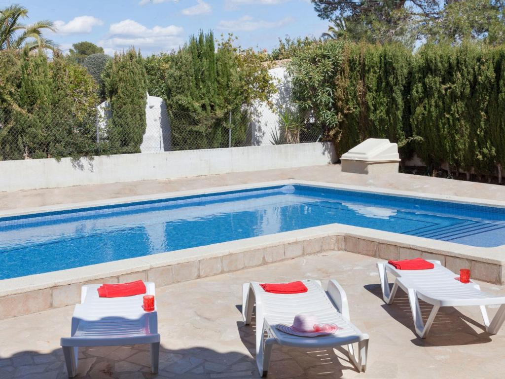 Bazén v ubytování Villa Villa Sant Jordi by Interhome nebo v jeho okolí