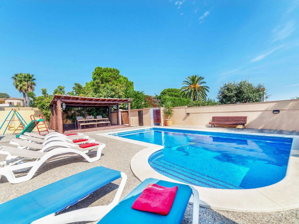 Bazén v ubytování Holiday Home Mari by Interhome nebo v jeho okolí