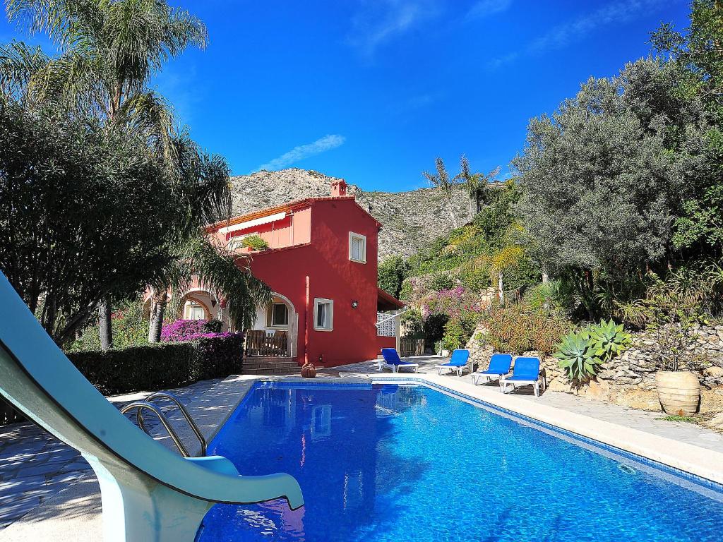 - une piscine avec toboggan en face d'une maison dans l'établissement Villa Aviles by Interhome, à Jávea