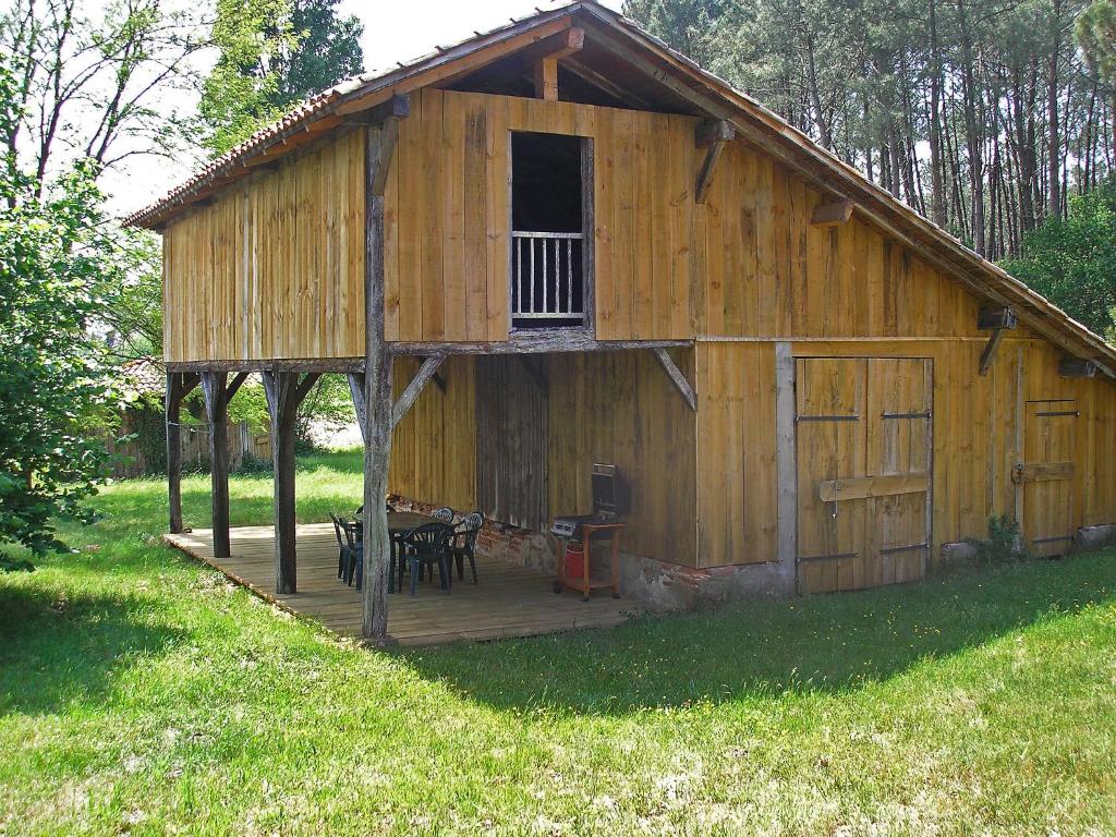 萊昂的住宿－萊昂曼森哈雷巴爾多度假屋，大型木制谷仓,在田野上设有甲板
