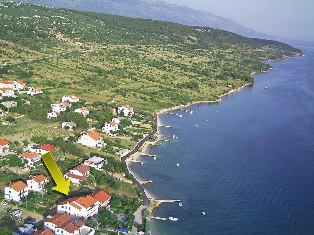 una vista aérea de una costa con barcos en el agua en Apartment Travaš-2 by Interhome, en Barbat na Rabu