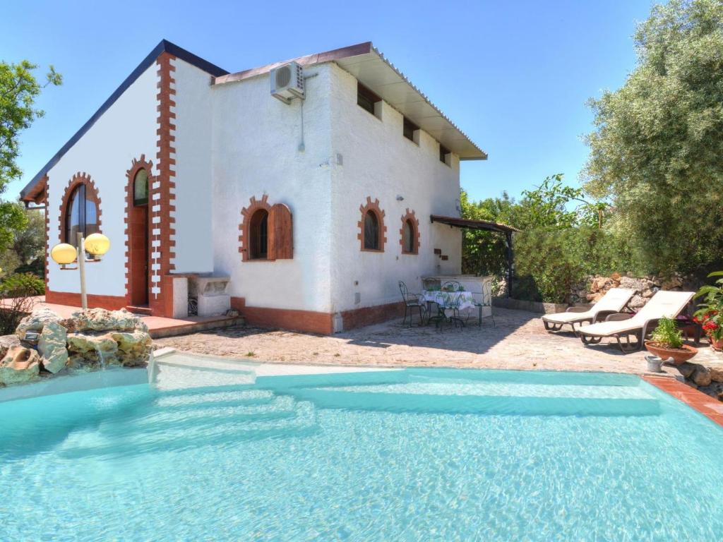 uma villa com piscina em frente a uma casa em Villa Casa by Interhome em Solarino
