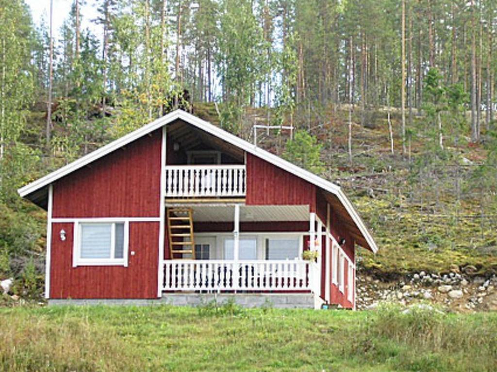 LahdenkyläにあるHoliday Home Otsolaの野原中の赤い家