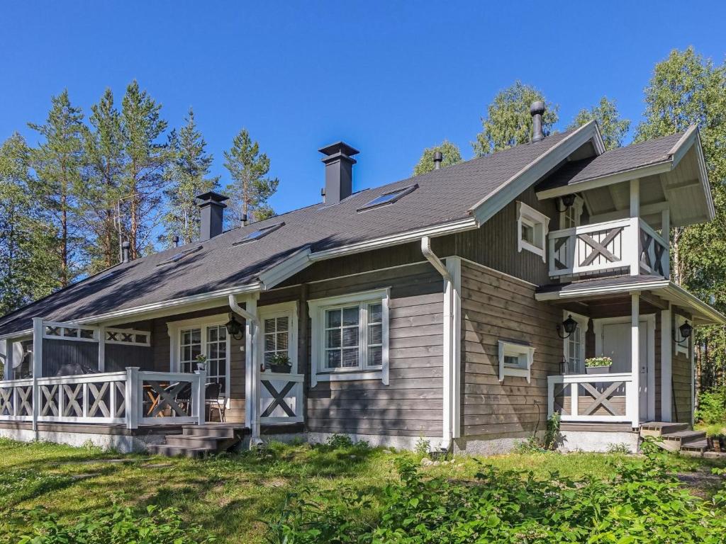 Cette maison en bois dispose d'une terrasse couverte et d'un balcon. dans l'établissement Holiday Home Aallotar kuiskaus by Interhome, à Paltamo