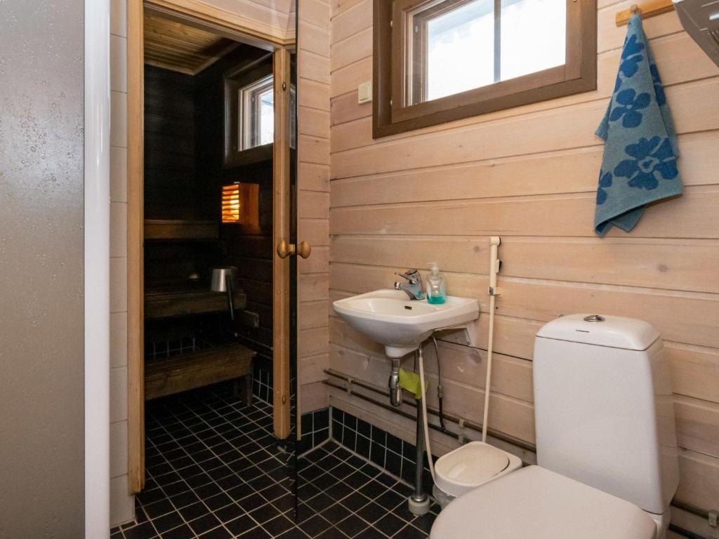 Koupelna v ubytování Holiday Home Aamunsarastus by Interhome
