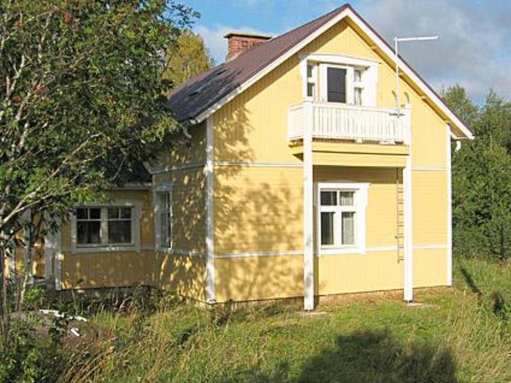 une maison jaune assise au-dessus d'un champ dans l'établissement Holiday Home Jokiranta by Interhome, à Armisvesi