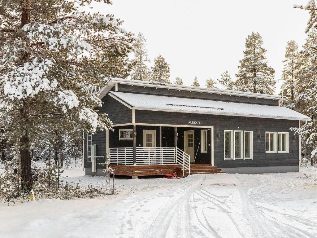KyröにあるHoliday Home Kuukkeli by Interhomeの雪の小屋