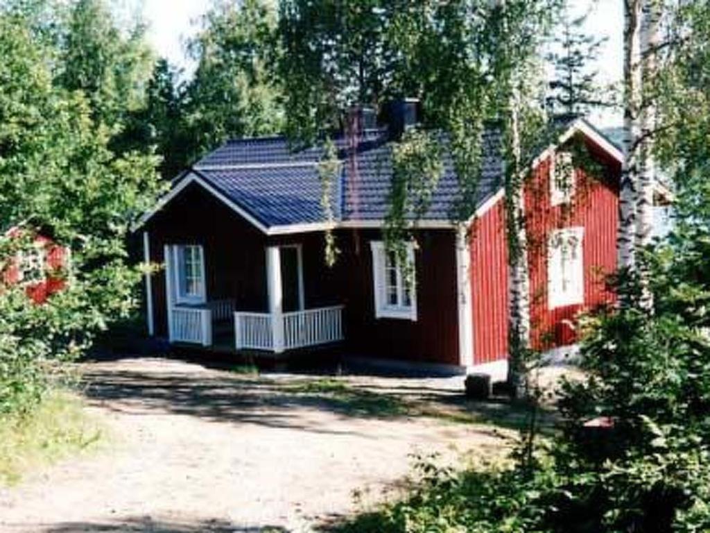 una casa pequeña con una casa roja y blanca en Holiday Home Anna tuisku by Interhome, en Sorrinmäki