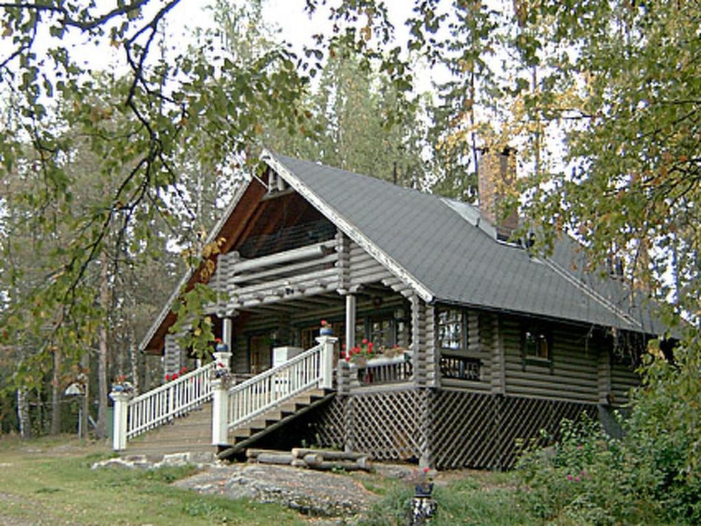 una baita con portico e scale nel bosco di Holiday Home Villa vuorikotka by Interhome a Kaivanto