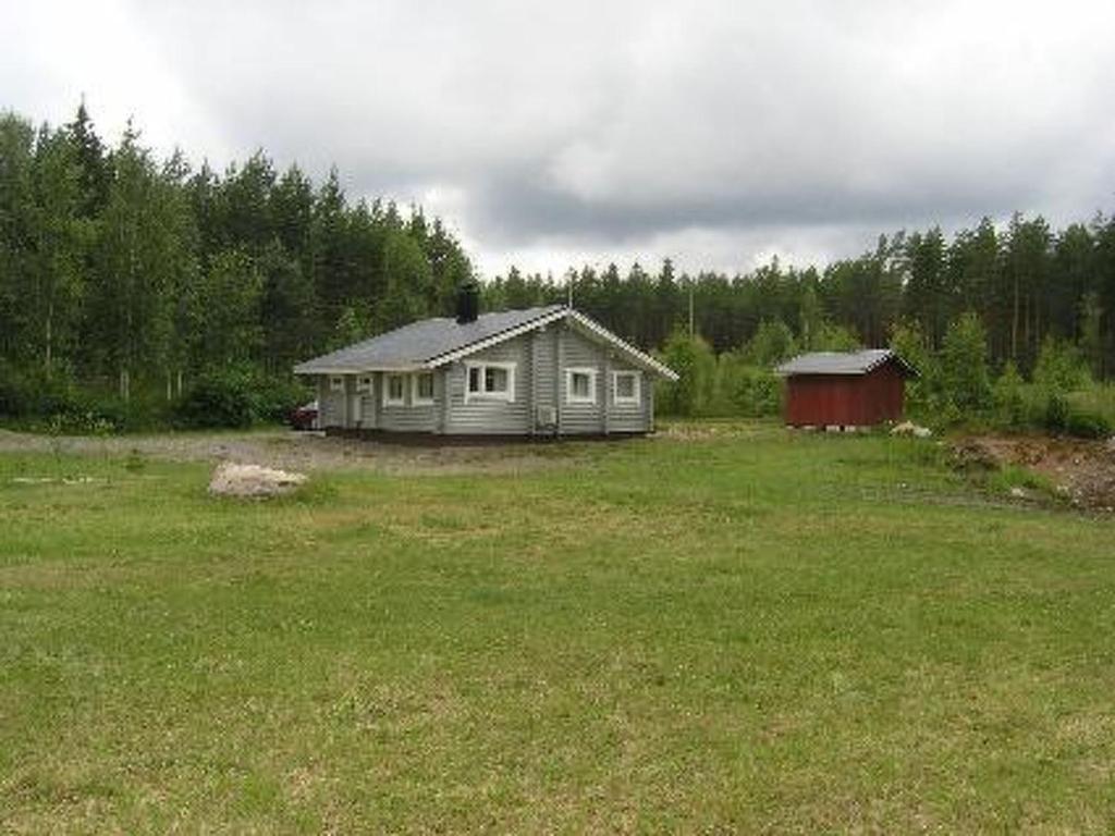una casa en medio de un campo de hierba en Holiday Home Niittymökki by Interhome, en Somerniemi
