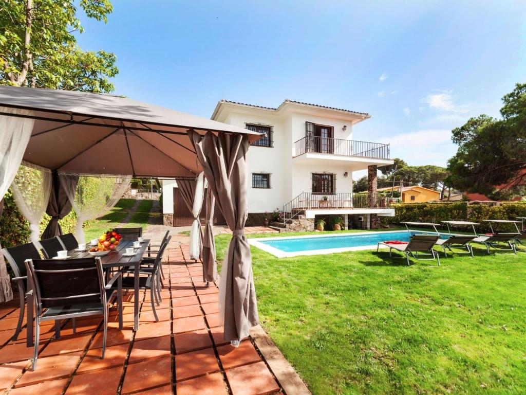 Bazén v ubytovaní Holiday Home Gramoia by Interhome alebo v jeho blízkosti