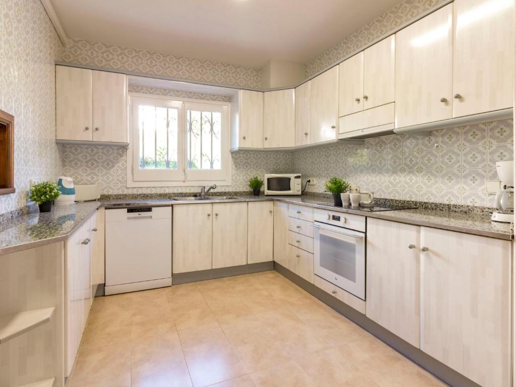 Kuchyňa alebo kuchynka v ubytovaní Holiday Home El Dorada Playa by Interhome
