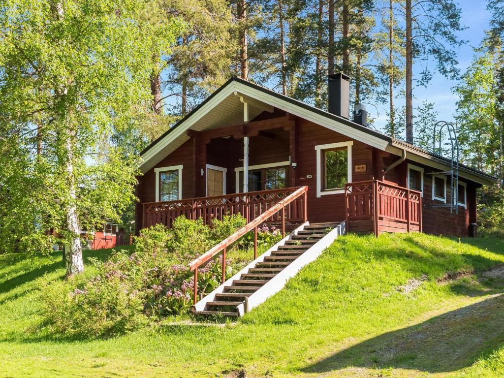 dom na wzgórzu ze schodami prowadzącymi do niego w obiekcie Holiday Home Lomasyväri 806 by Interhome w mieście Tahkovuori