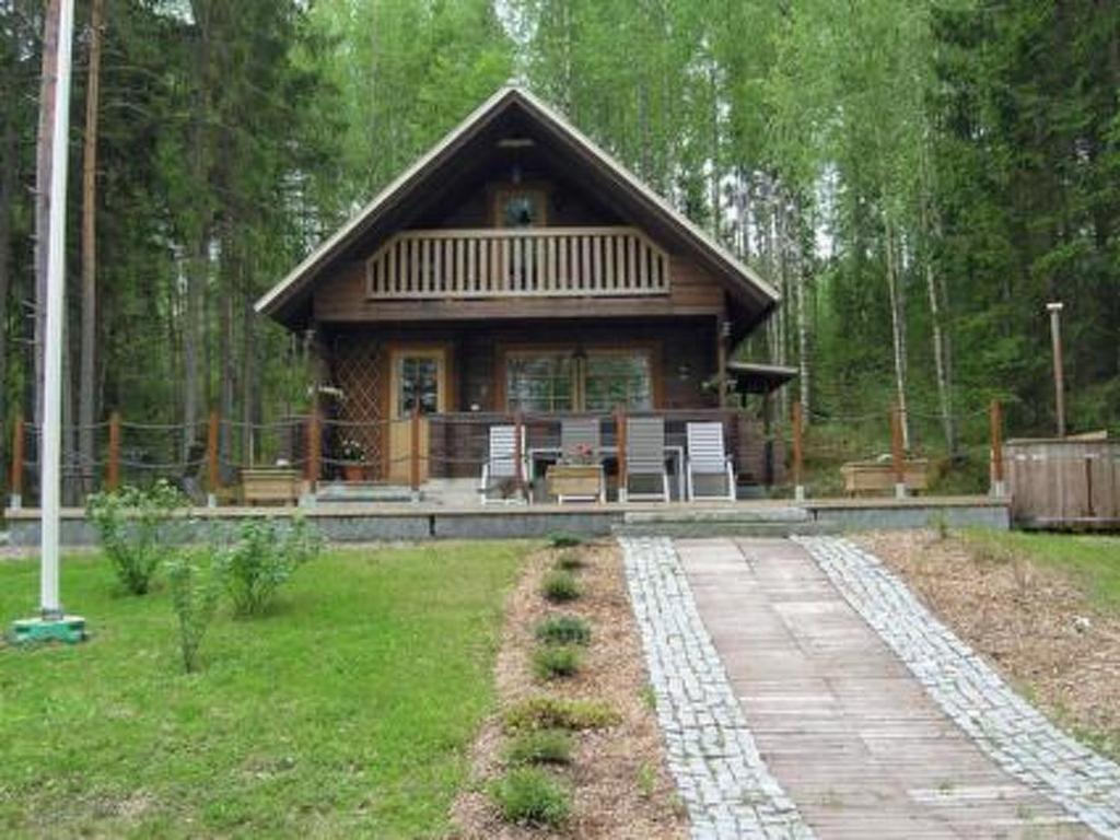 duży domek z bali w lesie z werandą w obiekcie Holiday Home Joutsen by Interhome w mieście Kekkonen