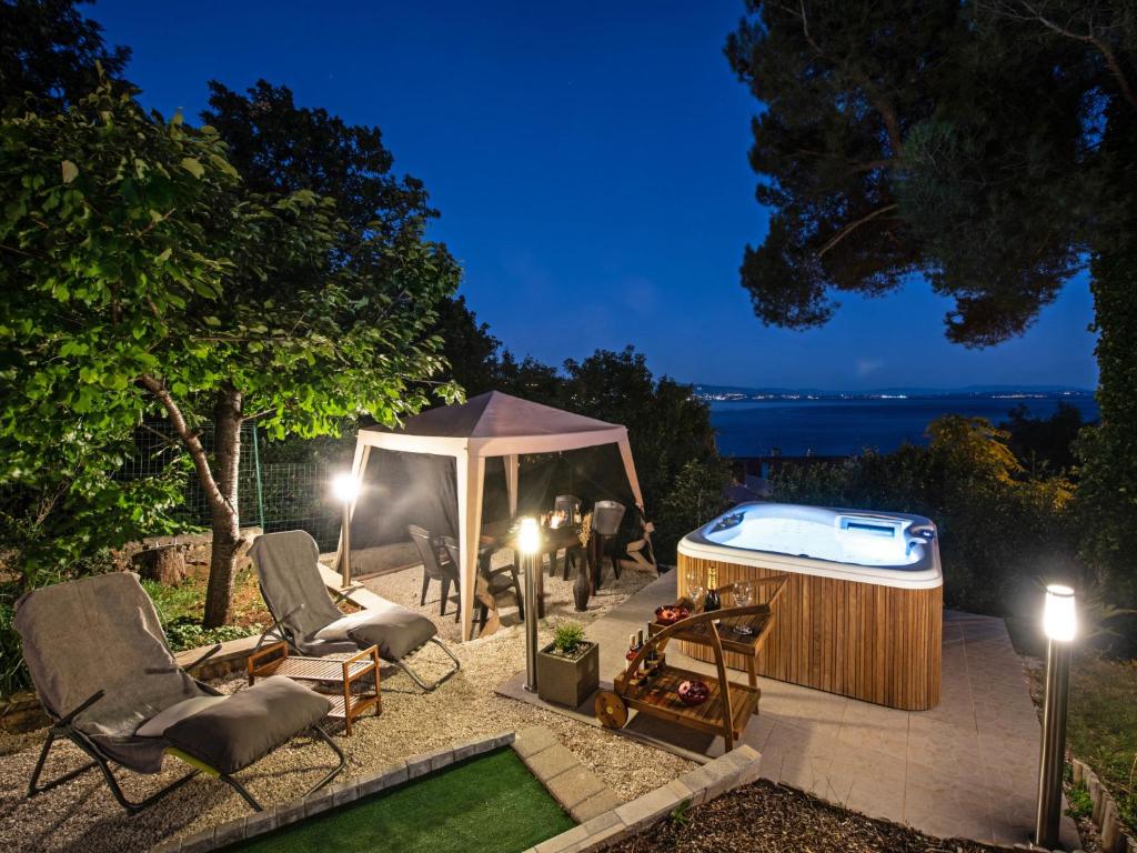 Bazén v ubytování Holiday Home M by Interhome nebo v jeho okolí