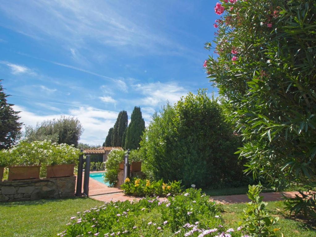 A garden outside Holiday Home Villa il Pellicano by Interhome