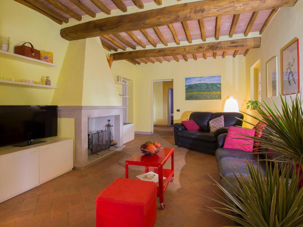 A television and/or entertainment centre at Holiday Home Villa il Pellicano by Interhome