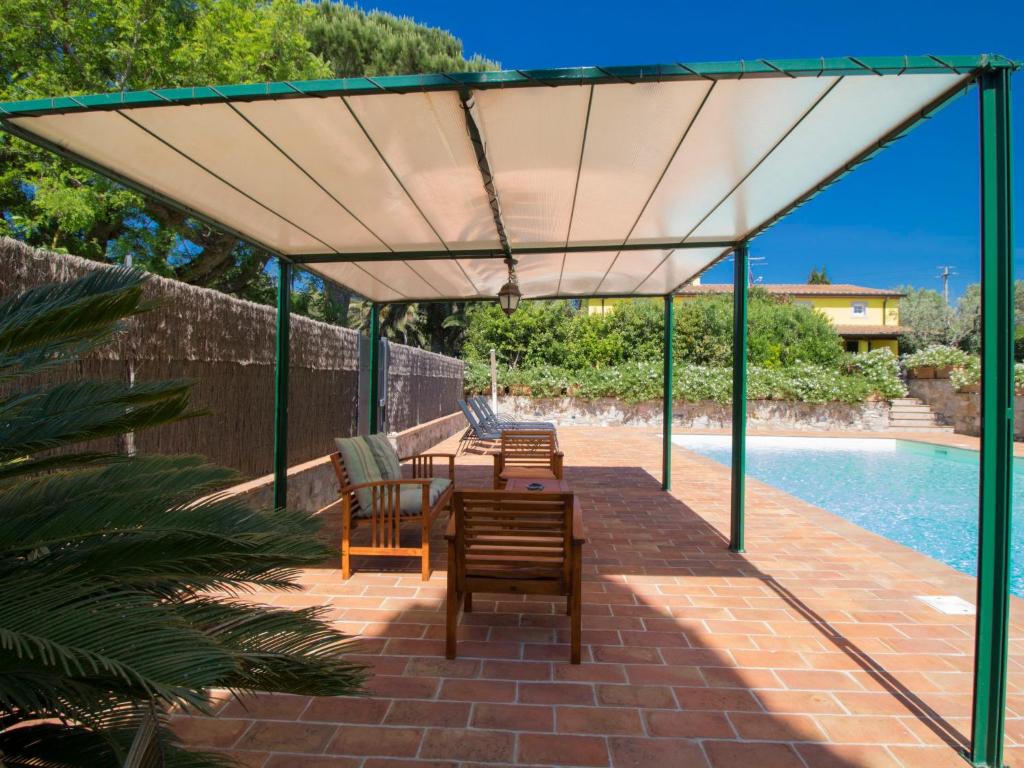 The swimming pool at or close to Holiday Home Villa il Pellicano by Interhome