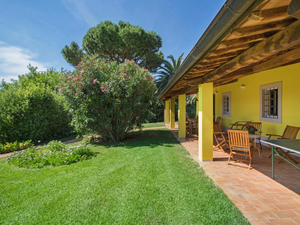 A garden outside Holiday Home Villa il Pellicano by Interhome
