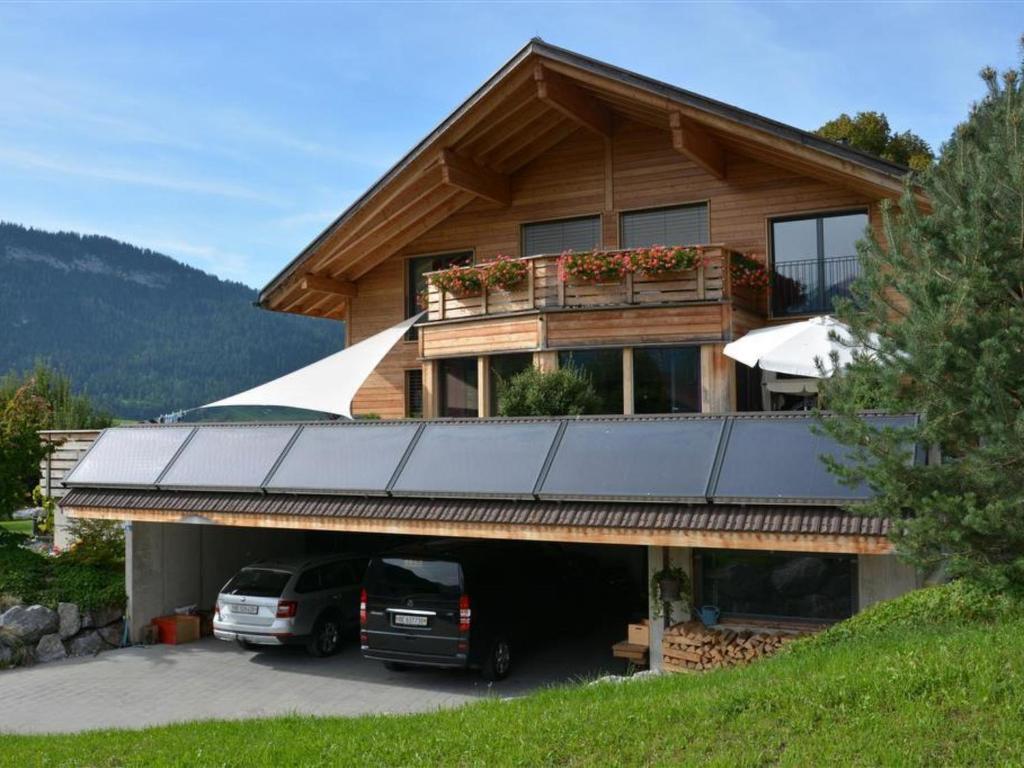 ein Haus mit einem davor geparkt in der Unterkunft Apartment Bolzli-Hus by Interhome in Blankenburg