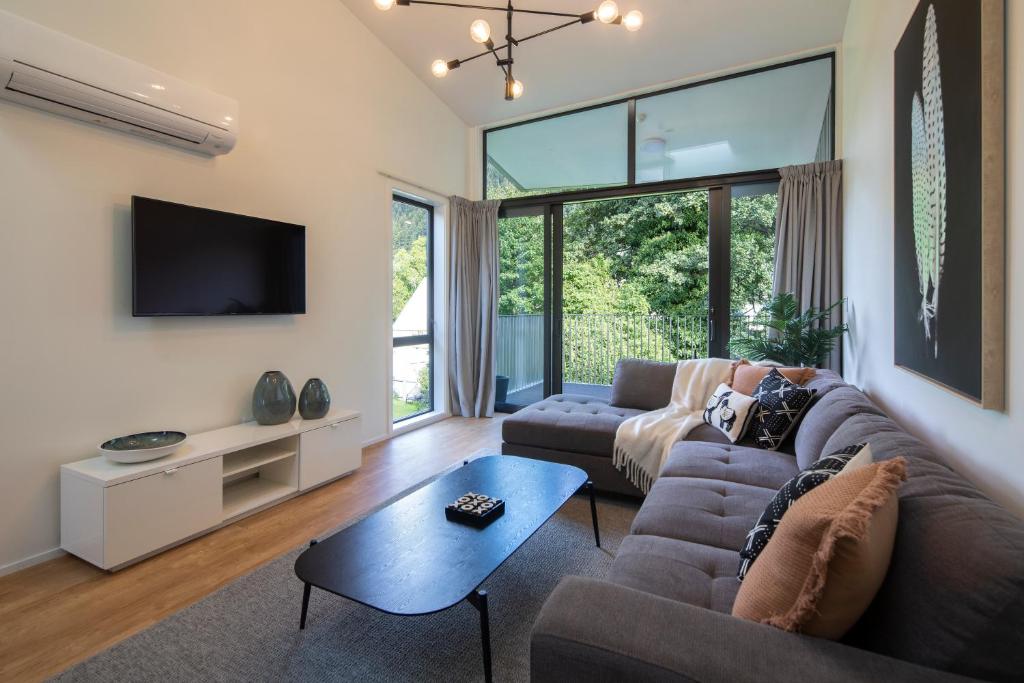 TV a/nebo společenská místnost v ubytování Koura Apartments Central Queenstown