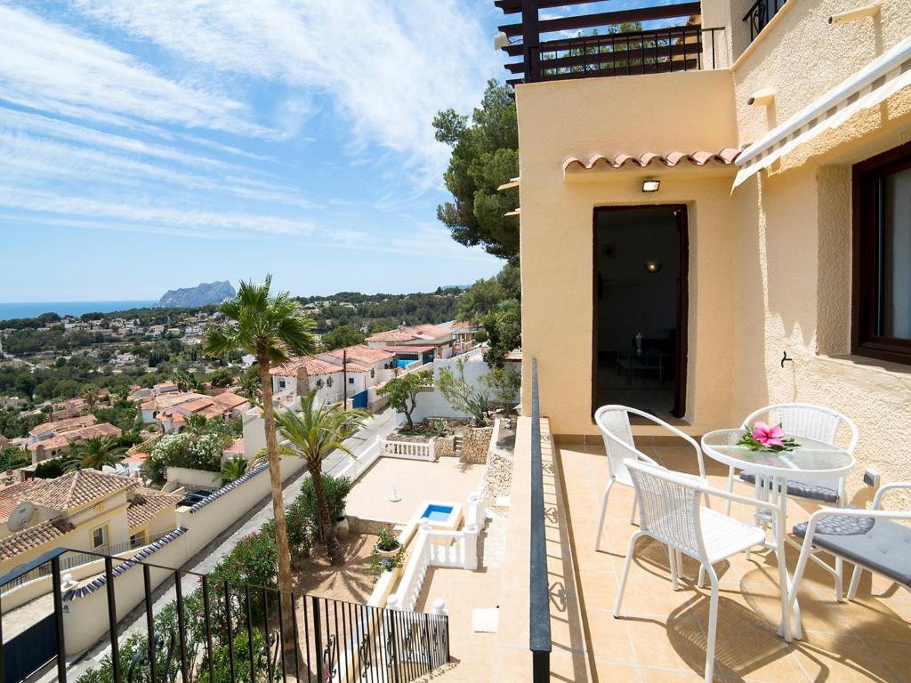 ein Balkon eines Hauses mit einem Tisch und Stühlen in der Unterkunft Holiday Home Amare Monte by Interhome in Benissa