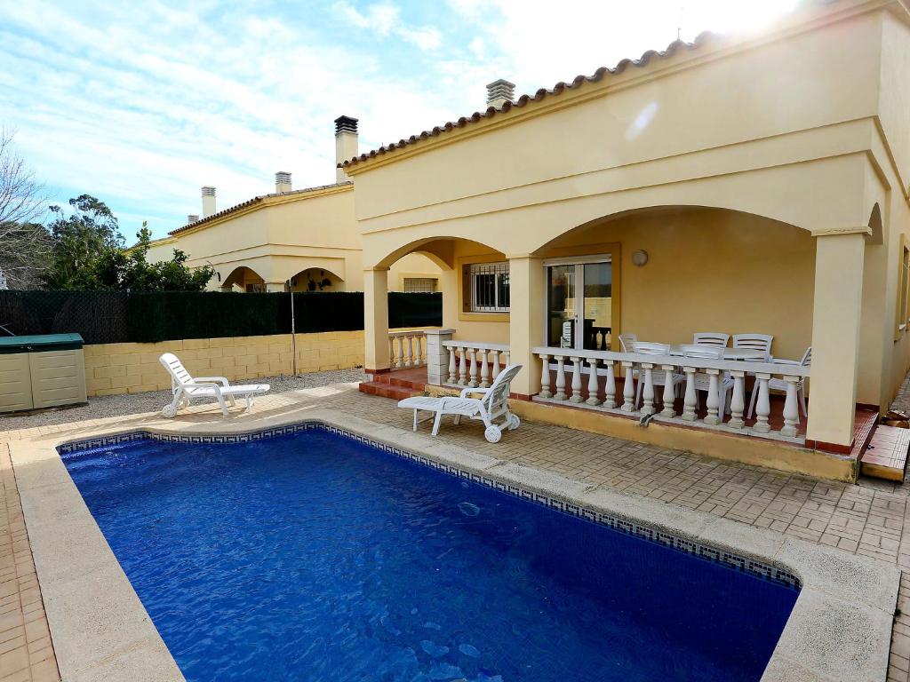 Villa con piscina frente a una casa en Holiday Home Tatiana by Interhome, en Riumar