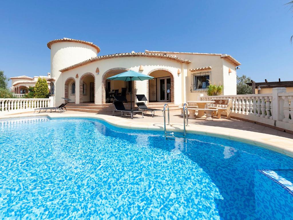 uma piscina em frente a uma casa em Villa Capi by Interhome em Monte Pego