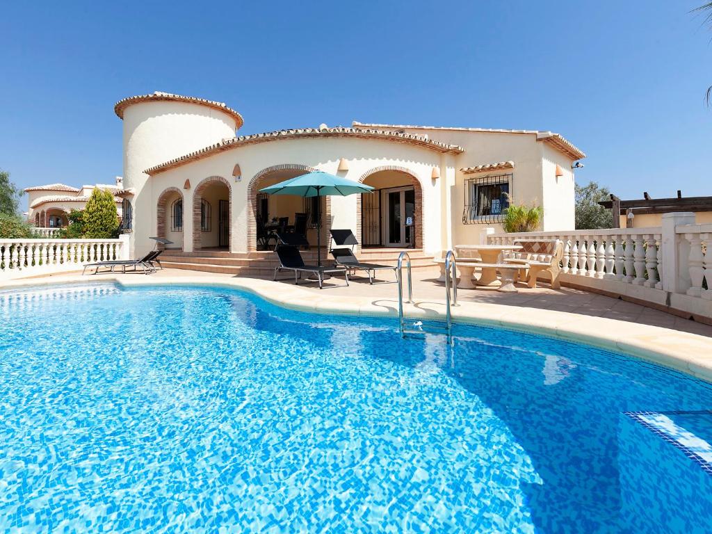 una piscina frente a una casa en Villa Capi by Interhome en Monte Pego