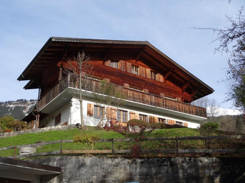 une maison au sommet d'une colline dans l'établissement Apartment Steirösli 1- & 2- Stock by Interhome, à Lenk im Simmental