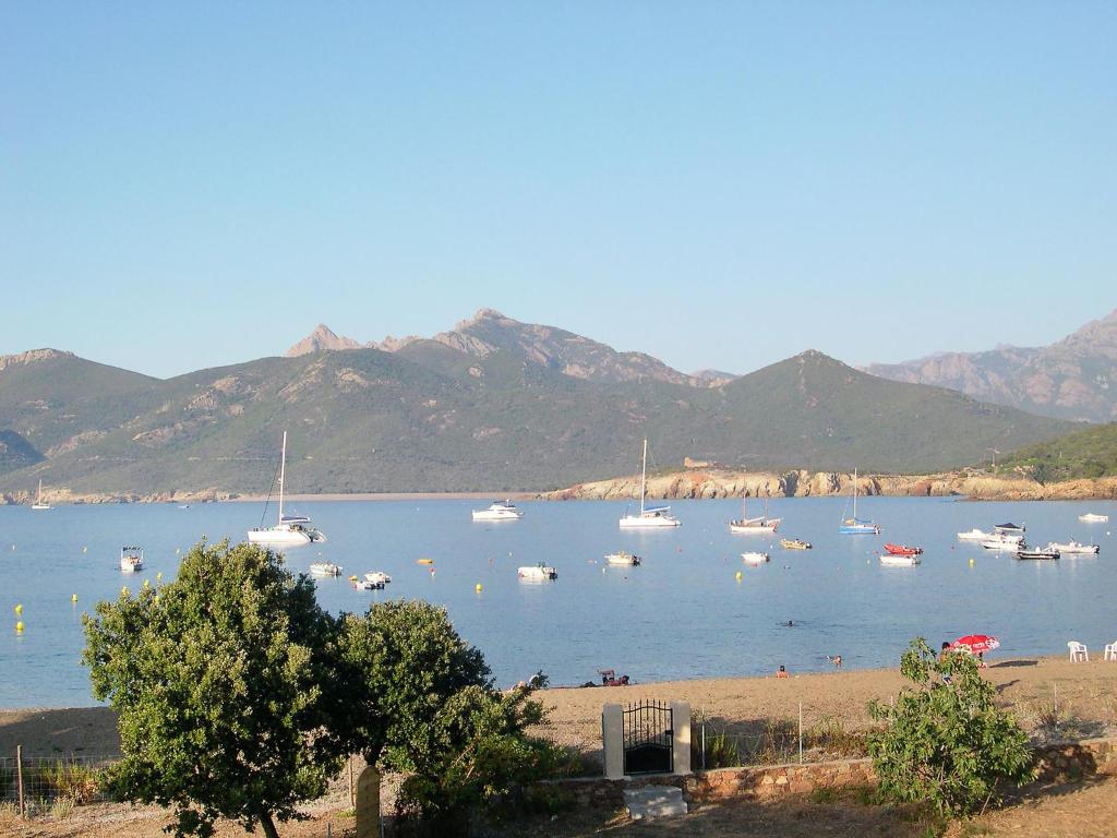 A general mountain view or a mountain view taken from A villát