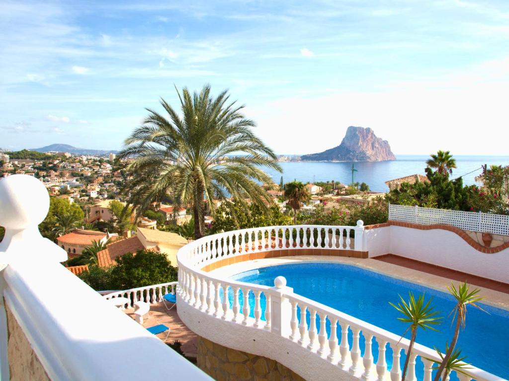 balcone con piscina e vista sull'oceano di Villa Casa Sanne by Interhome a Calpe