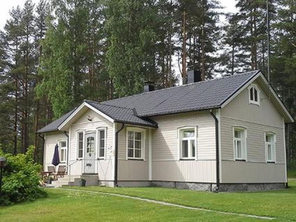 VanhamäkiにあるHoliday Home Ahola by Interhomeの庭の小さな白い家