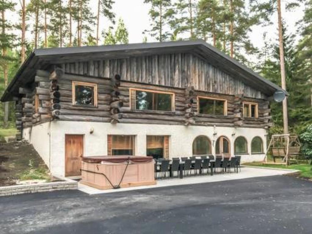 ein Blockhaus mit einem Pool davor in der Unterkunft Holiday Home Torvilahti by Interhome in Leppäniemi