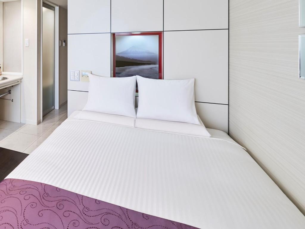 Postel nebo postele na pokoji v ubytování HOTEL MYSTAYS Shimizu