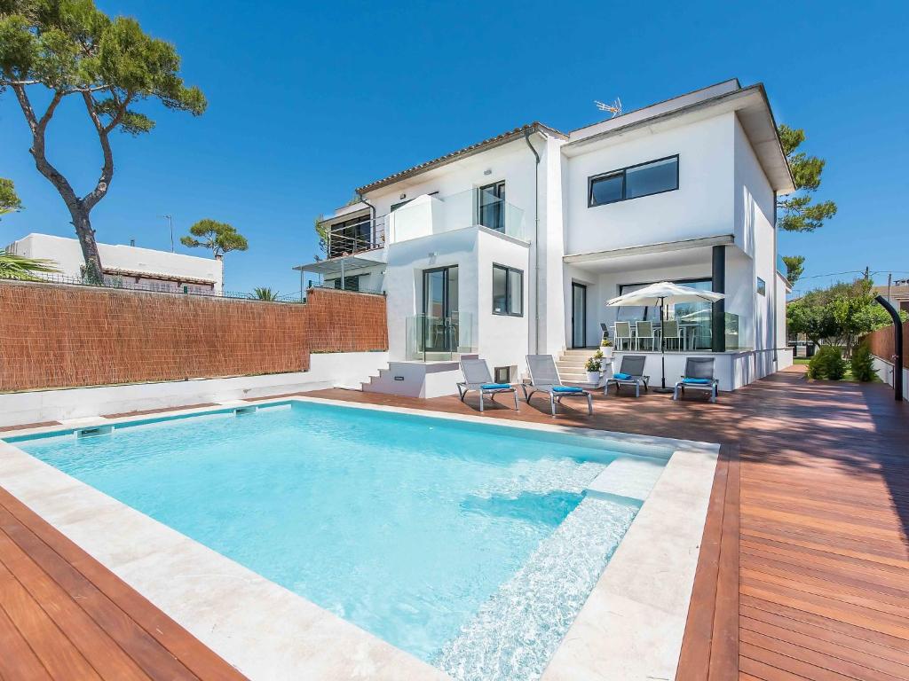 Bazén v ubytování Holiday Home Marianne by Interhome nebo v jeho okolí